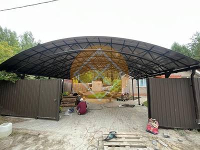 Металлический навес для автомобилей с арочной крышей