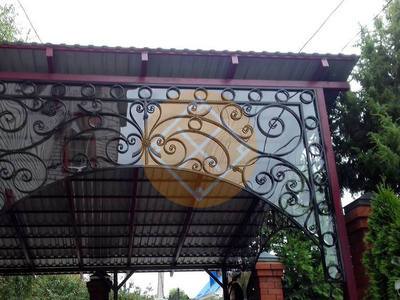 Стальной навес к дому с ковкой
