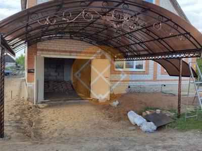 Навес к дому с арочной крышей из поликарбоната