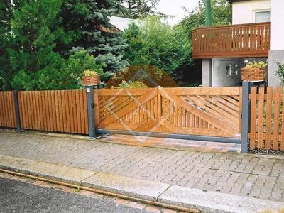 Откатные ворота с деревянным штакетником