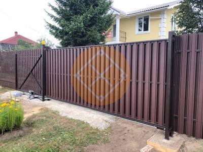 Стальные откатные ворота с евроштакетником